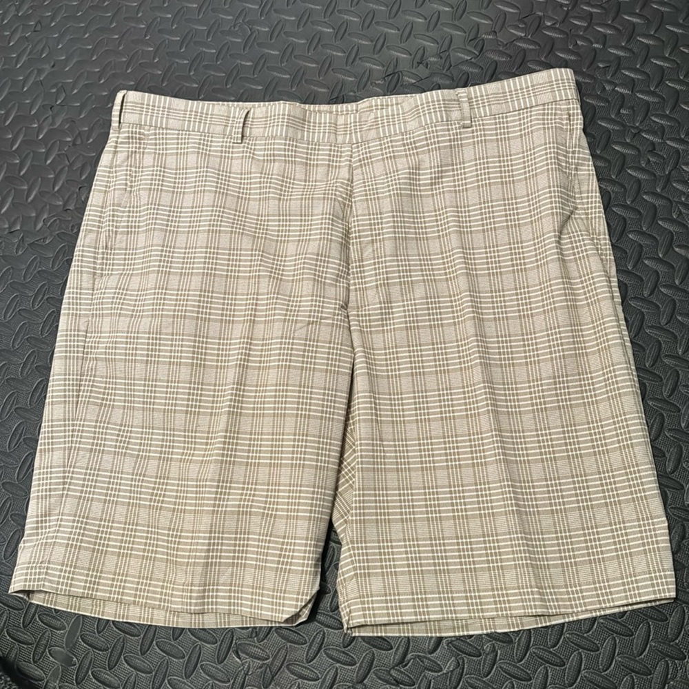 Walter Hagen Mens Sports Tan white shorts Size 42 waist, 95% Polyester.